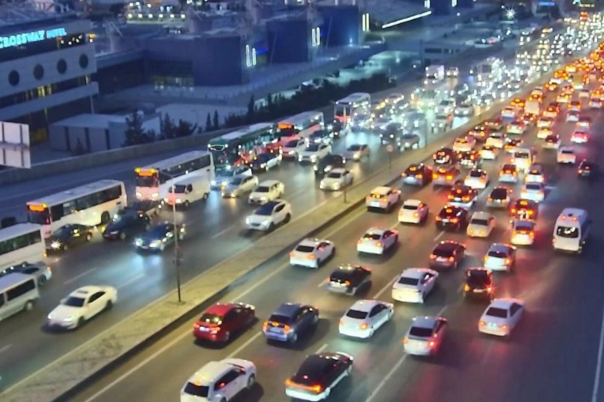 Paytaxtın bəzi küçələrində sıxlıq müşahidə olunur