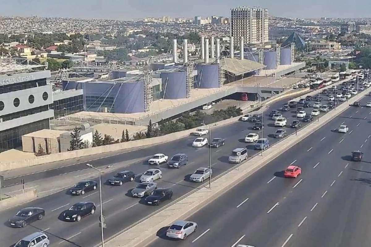 Bakının bir sıra yollarında nəqliyyatın sıxlığı yaranıb Bakının bir sıra yollarında nəqliyyatın sıxlığı yaranıb