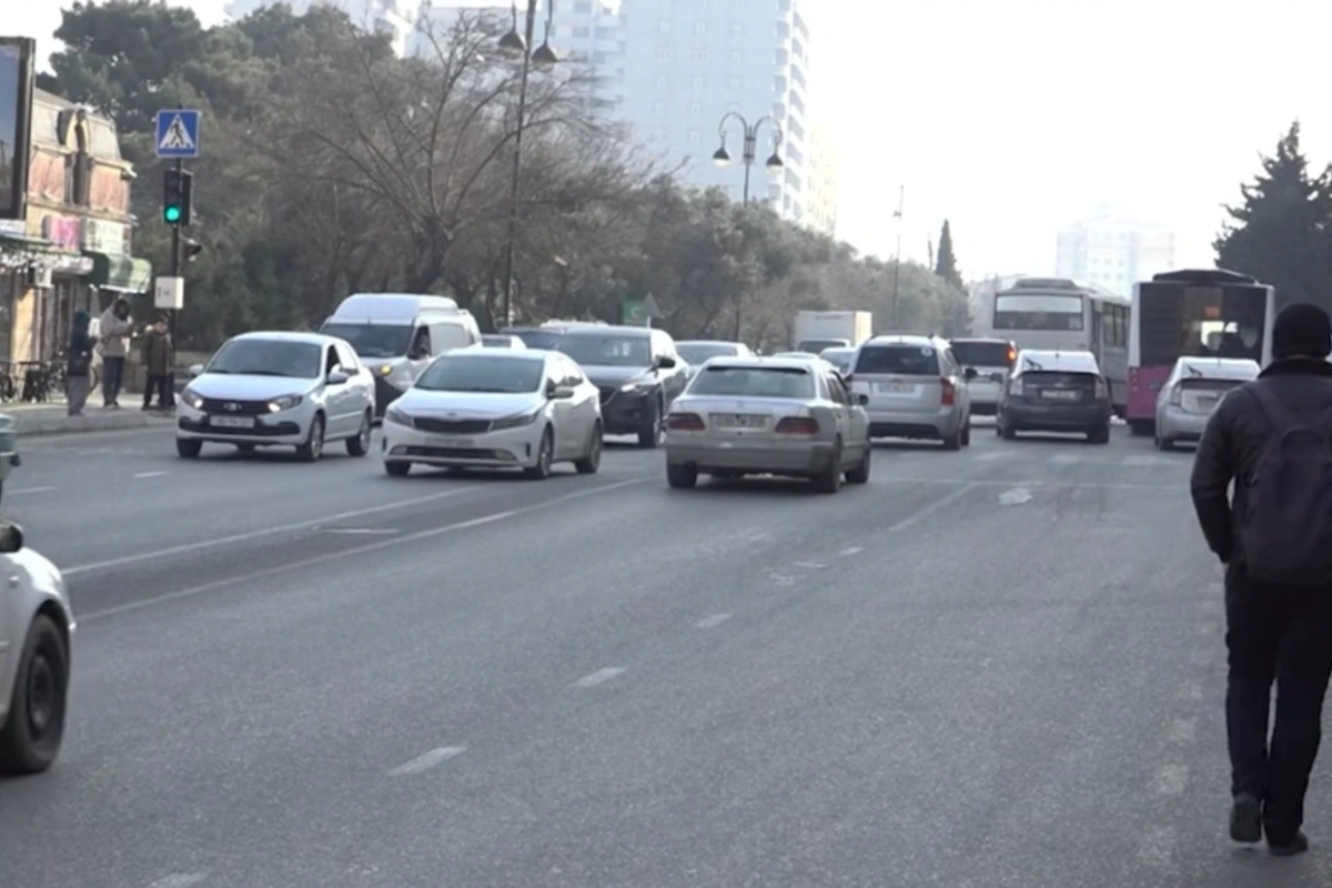 Xırdalanda nəqliyyat xaosu: Səhər 6-da yola çıxırlar, yenə gecikirlər