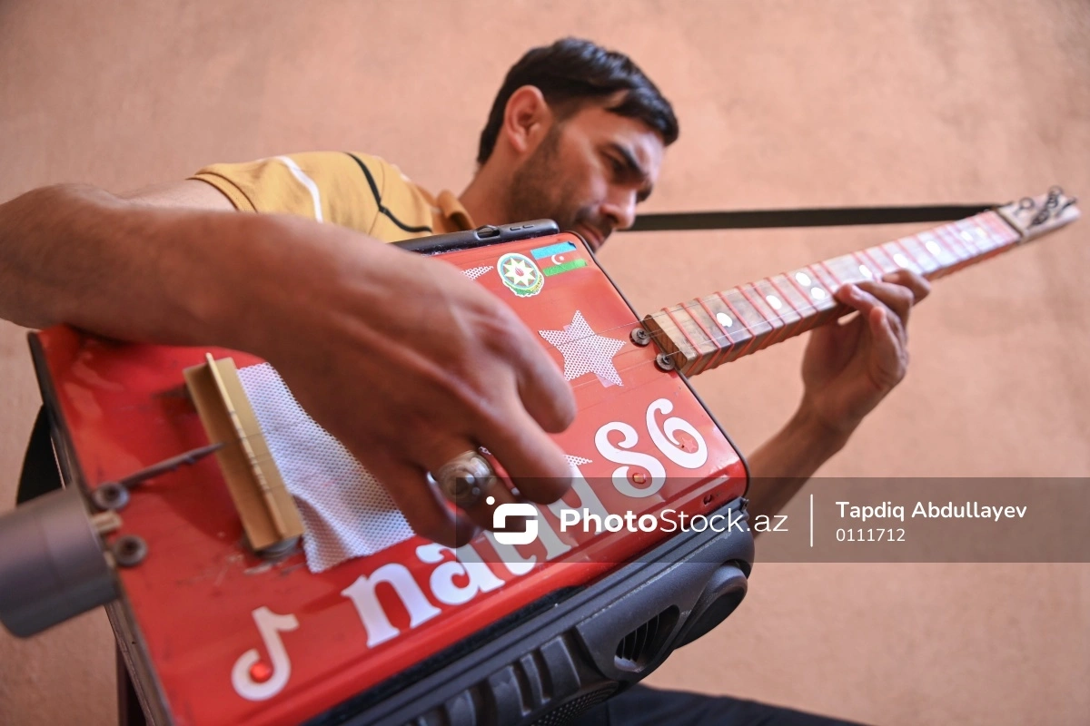 Yağ qabından gitara düzəldən Natiq Acun Ilıcalıdan dəvət alıb Yağ qabından gitara düzəldən Natiq Acun Ilıcalıdan dəvət alıb