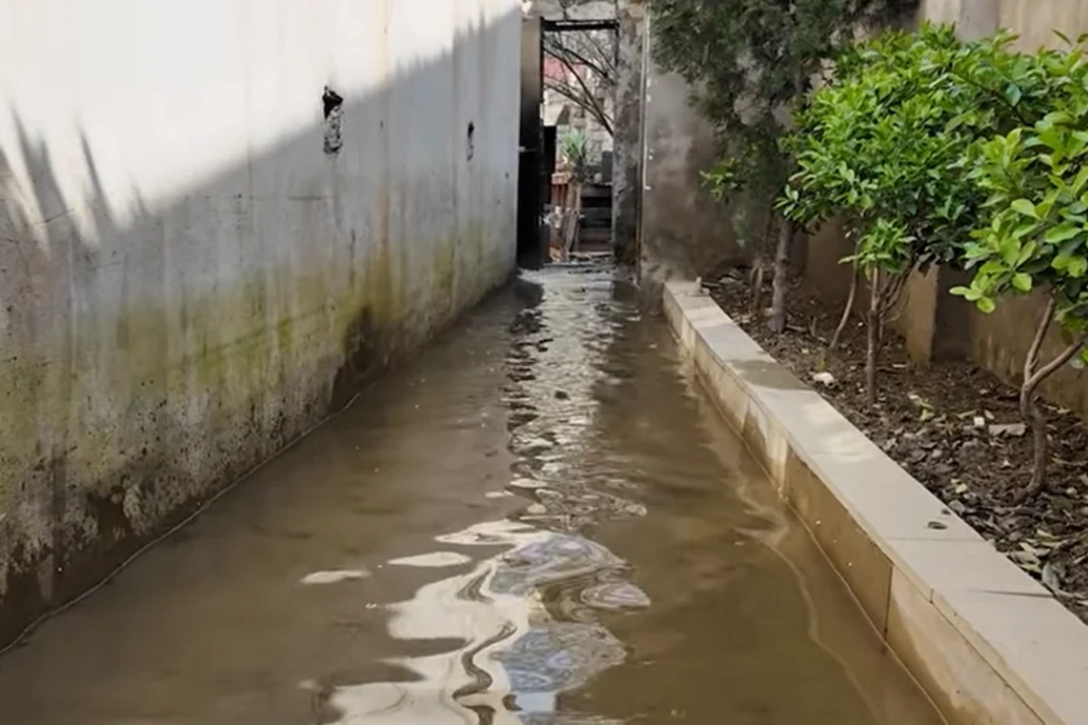 Sabunçuda evləri, həyətləri kanalizasiya suyu basıb