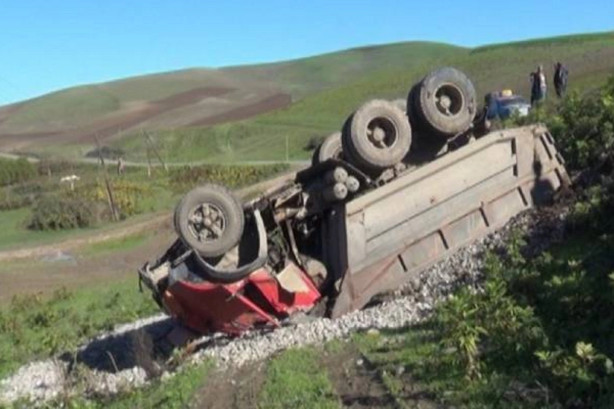 Kəlbəcərdə dəhşətli QƏZA: Yük maşını dərəyə aşdı, iki nəfər öldü