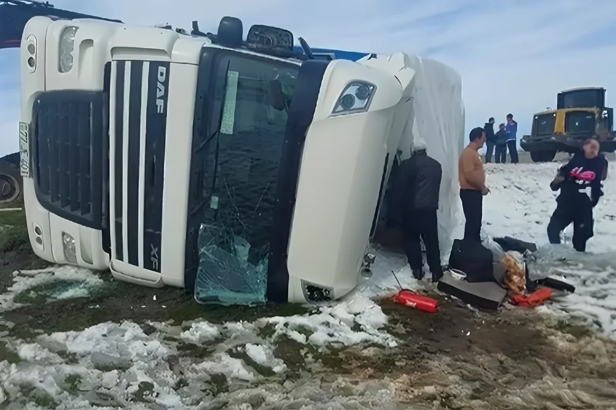 На трассе Баку - Газах перевернулся грузовик