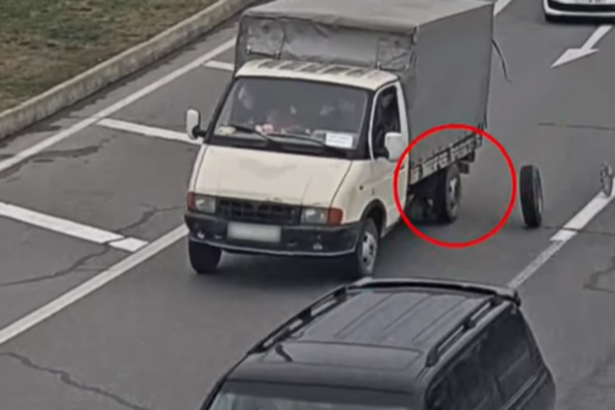 Prospektlə gedən yük maşınının qəflətən təkərləri çıxdı - ANBAAN VİDEO