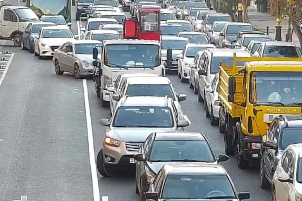Bakının bir sıra yollarında tıxac var Bakının bir sıra yollarında tıxac var