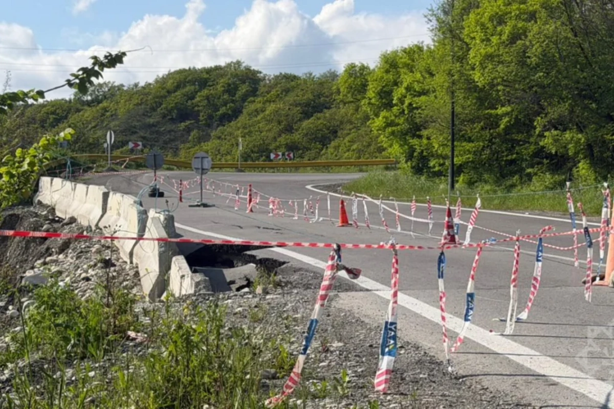 Ağsu dolaylarında qorxulu anlar: Yol çökdü, hərəkət məhdudlaşdırıldı