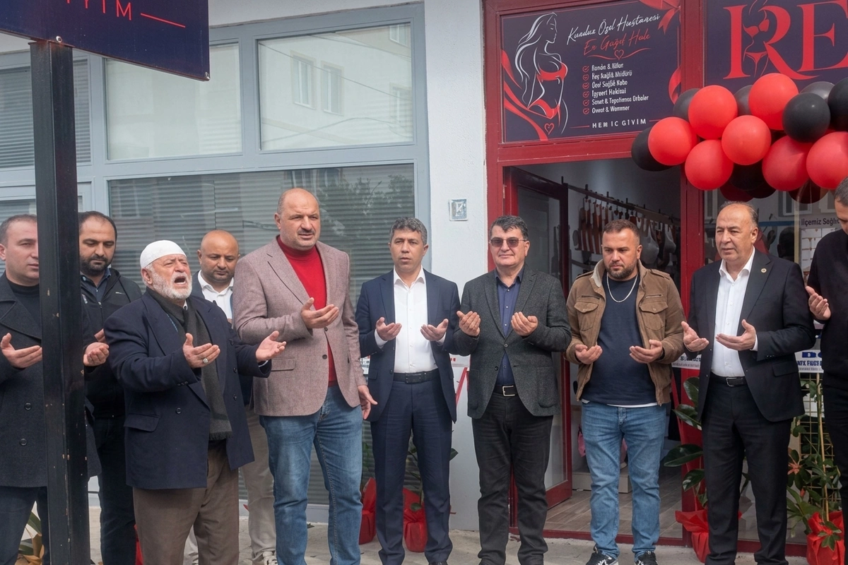 Türkiyədə qadın alt paltarı mağazasının dualarla açılışı edildi