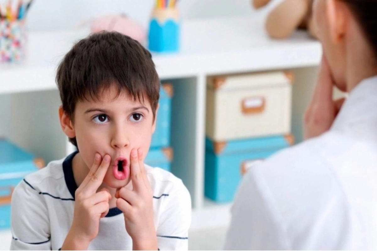 Səhiyyə Nazirliyinin rəsmisi övladında nitq qüsuru olan valideynlərə müraciət edib