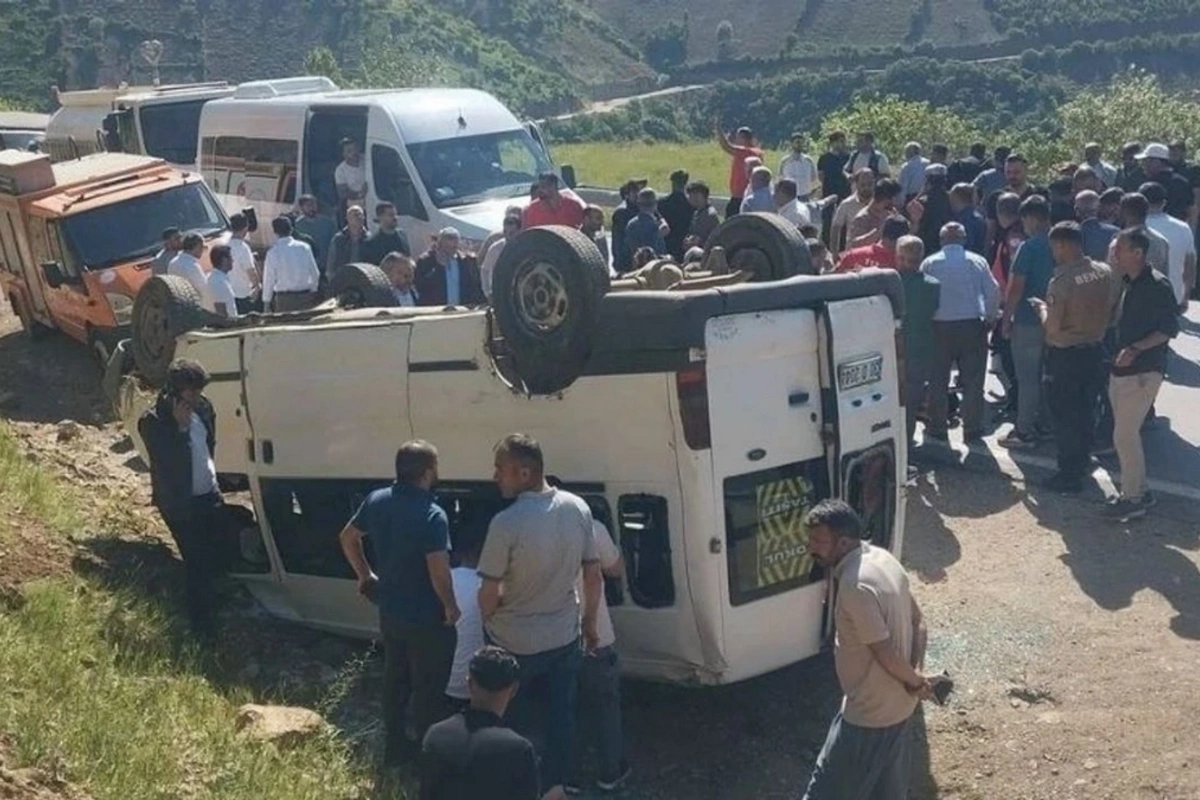 В Турции перевернулся микроавтобус со студентами В Турции перевернулся микроавтобус со студентами