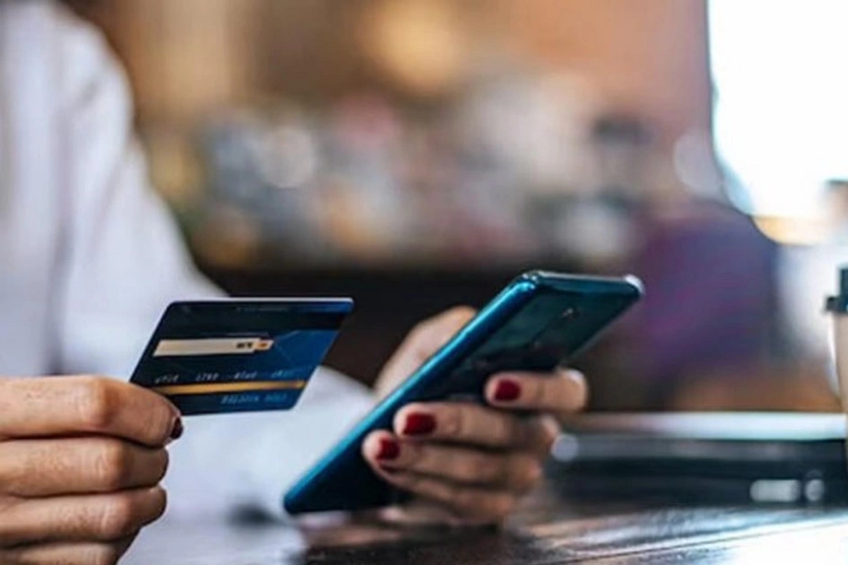 Жительница Хырдалана не может вернуть ошибочно переведенные 1 000 манатов