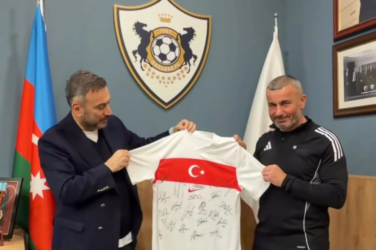 Ertem Şener Qurban Qurbanova Türkiyə millisinin 44 nömrəli formasını hədiyyə etdi