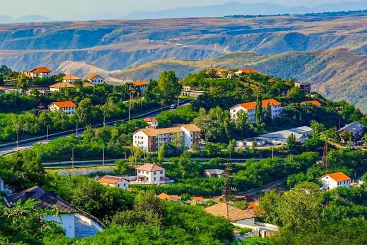 Azad edilmiş ərazilərdə bərpa, tikinti və idarəetmə xidmətləri həyata keçirən müəssisələrin strukturu təsdiq edilib