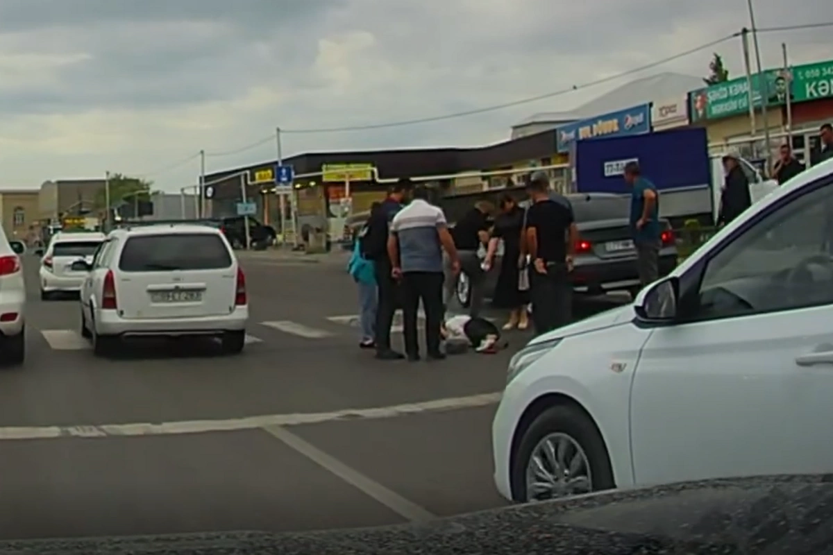 Yolu qırmızı işıqdan keçən piyadanı MAŞIN VURDU Yolu qırmızı işıqdan keçən piyadanı MAŞIN VURDU