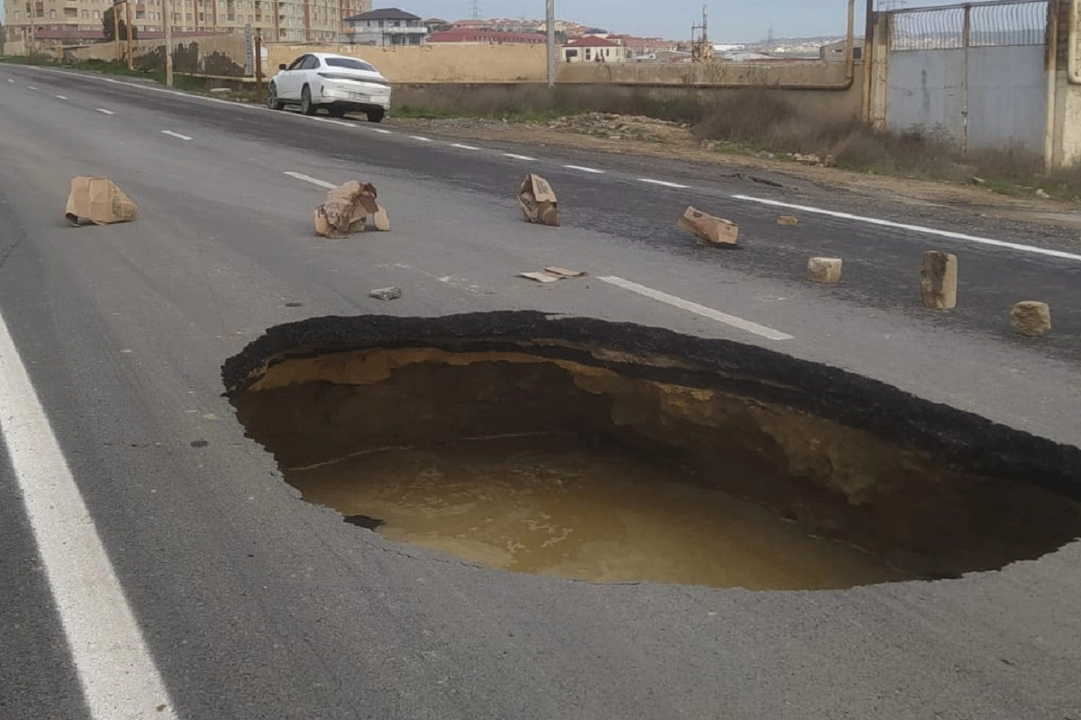 В Масазыре провалилась дорога