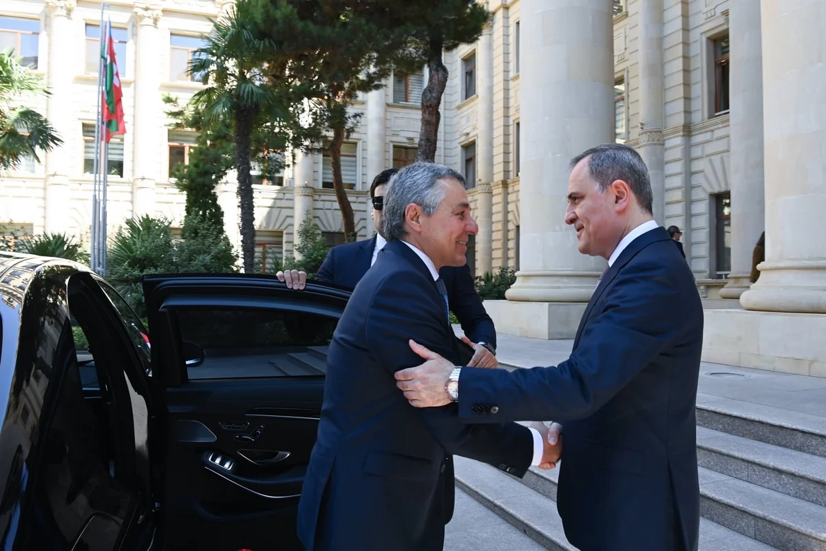 Ceyhun Bayramov İqnazio Kassisi qarşılayıb