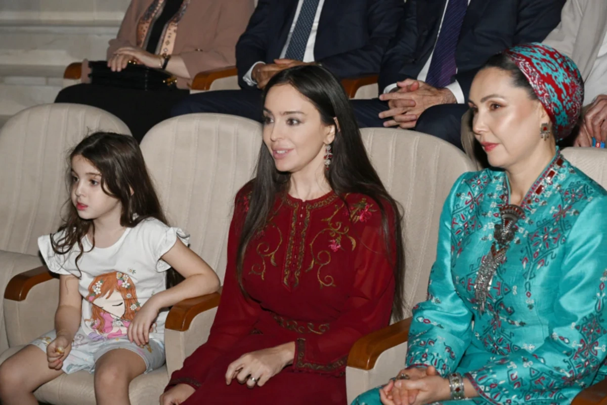 Leyla Əliyeva Arkadağ şəhərində əfsanəvi Galkynyş milli atüstü oyunlar qrupunun çıxışını izləyib