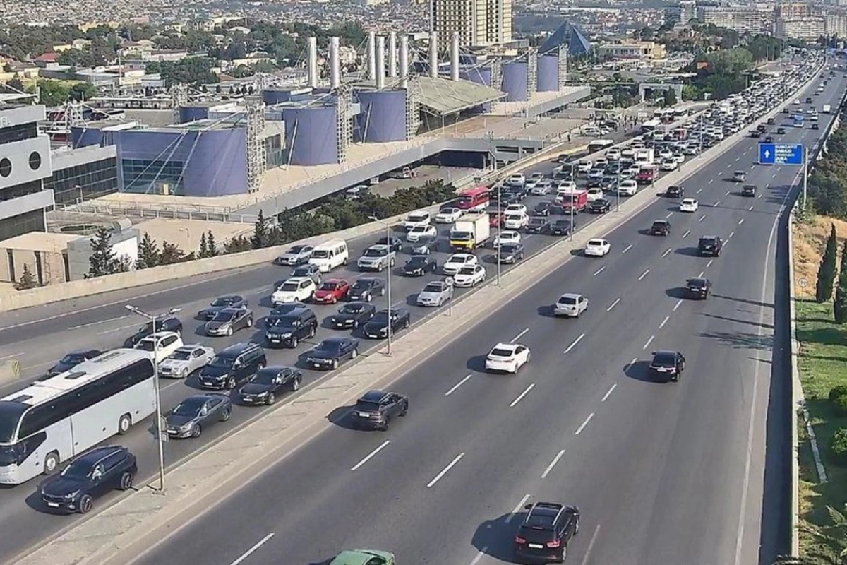 Bakının bir sıra yollarında sıxlıq müşahidə olunur Bakının bir sıra yollarında sıxlıq müşahidə olunur