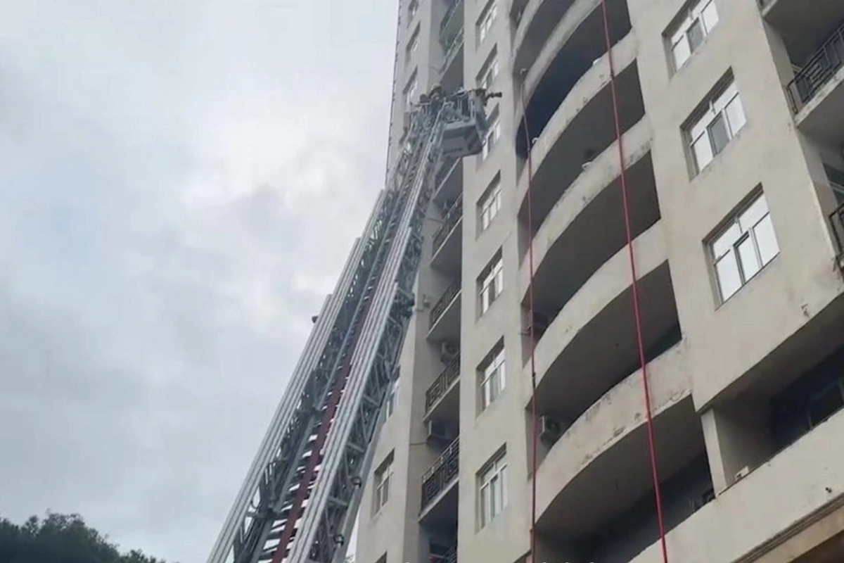 Bakıda çoxmərtəbəli binada yanğın məhdudlaşdırılıb