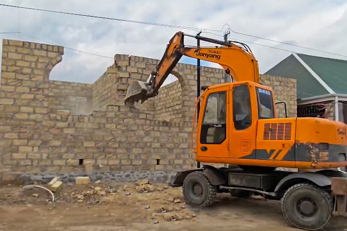 Gəncədə qanunsuz tikililər sökülüb