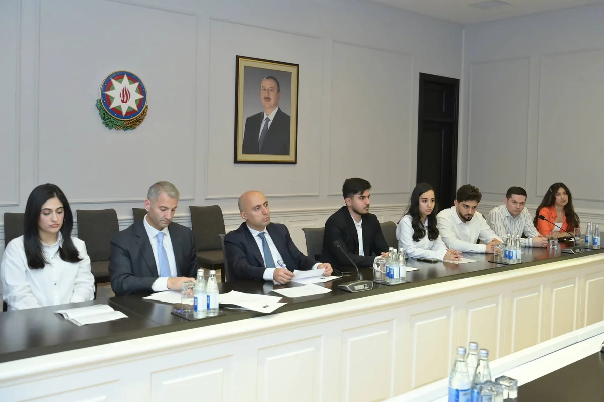 Emin Əmrullayev rəqəmsal texnologiyalar sahəsi üzrə Dövlət Proqramı məzunları ilə görüşüb