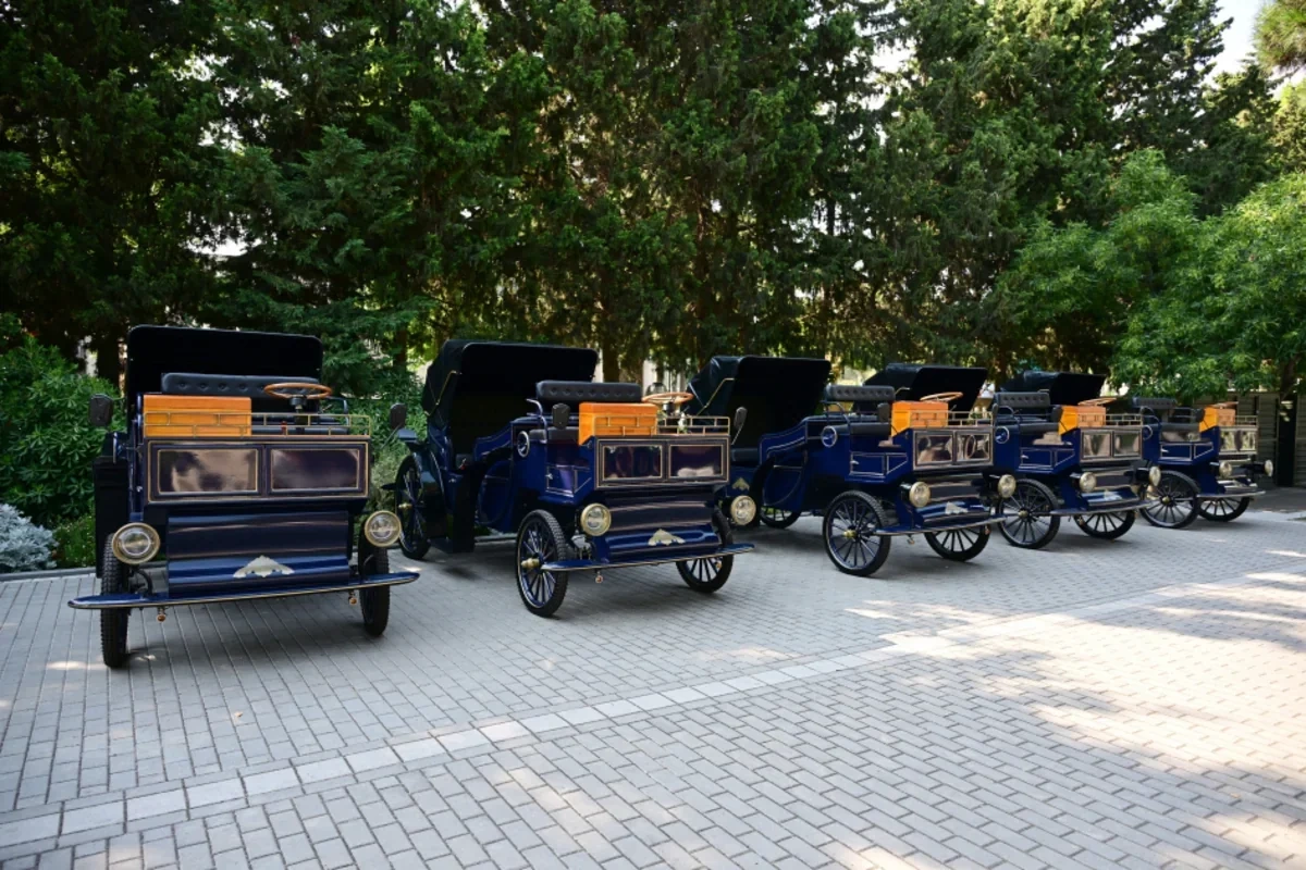 Dənizkənarı Milli Parkda elektrik mühərrikli retro üslublu faytonlarla gəzintilər təşkil olunur
