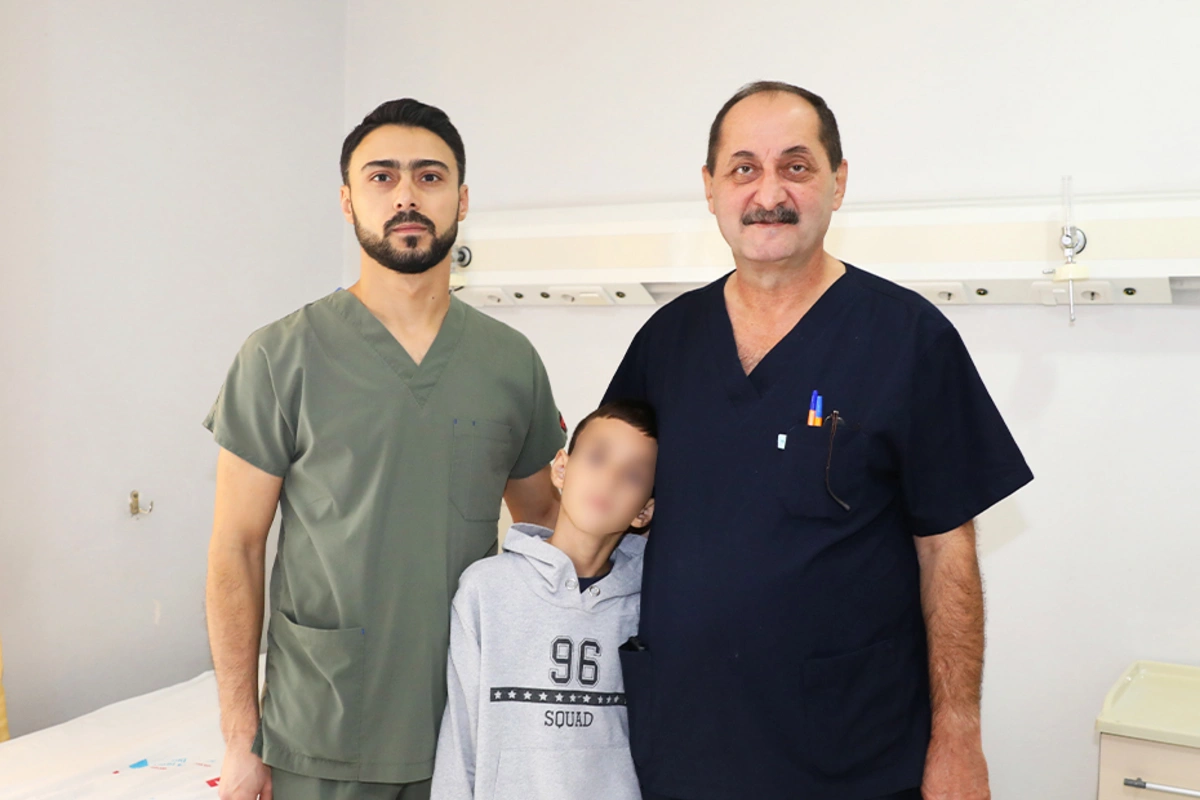 Azyaşlının bağırsağından maqnitlər və batareya çıxarılıb