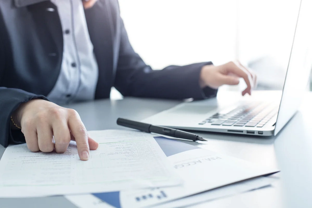 Dövlət qulluqçularının maaşlarının baza hissəsi artırılıb