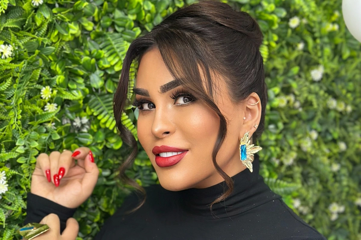 Ülviyyə Namazova: Şərhlərdə mənə yazırlar ki, dişlərin at dişlərinə bənzəyir