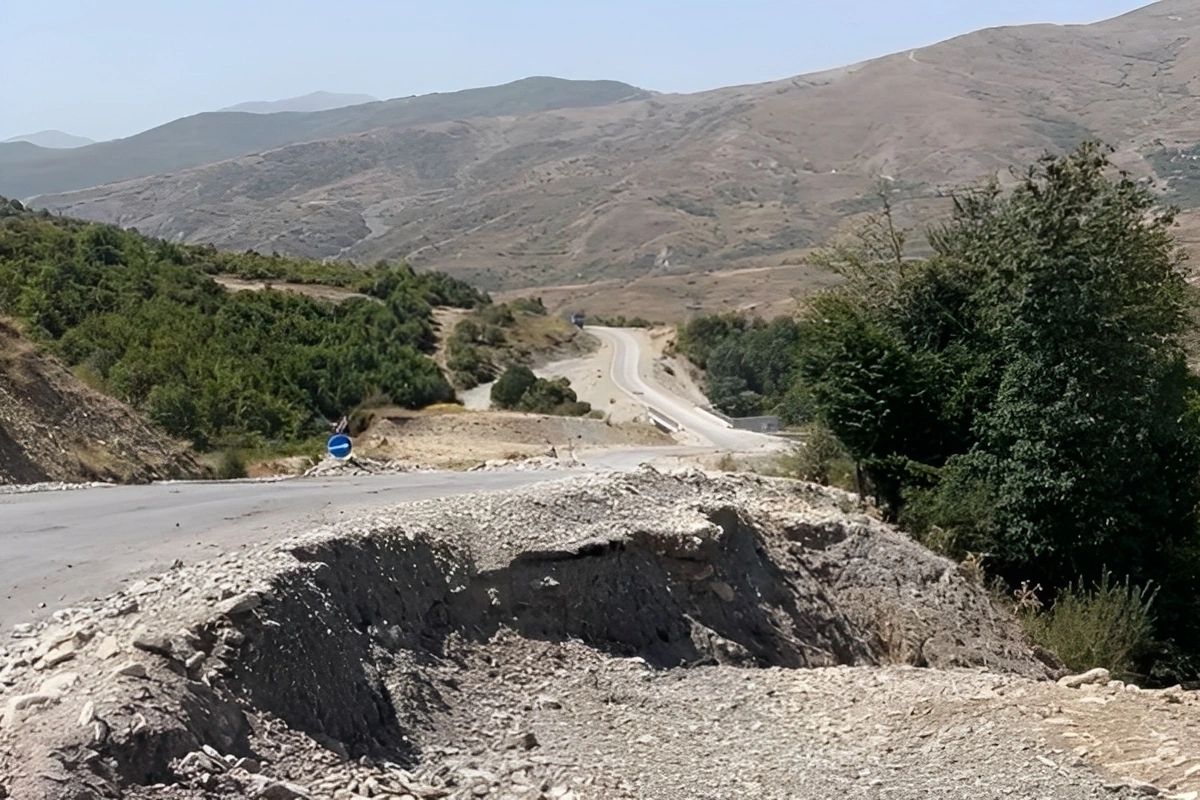 Dəmirçi-Lahıc avtomobil yolu ÇÖKDÜ - Sürüşmə hər gün daha da ARTIR Dəmirçi-Lahıc avtomobil yolu ÇÖKDÜ - Sürüşmə hər gün daha da ARTIR