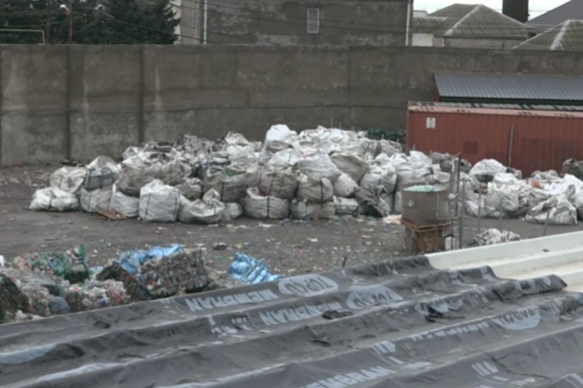 Plastik tullantıların emalı müəssisəsi sakinlər üçün ciddi təhlükəyə çevrilib