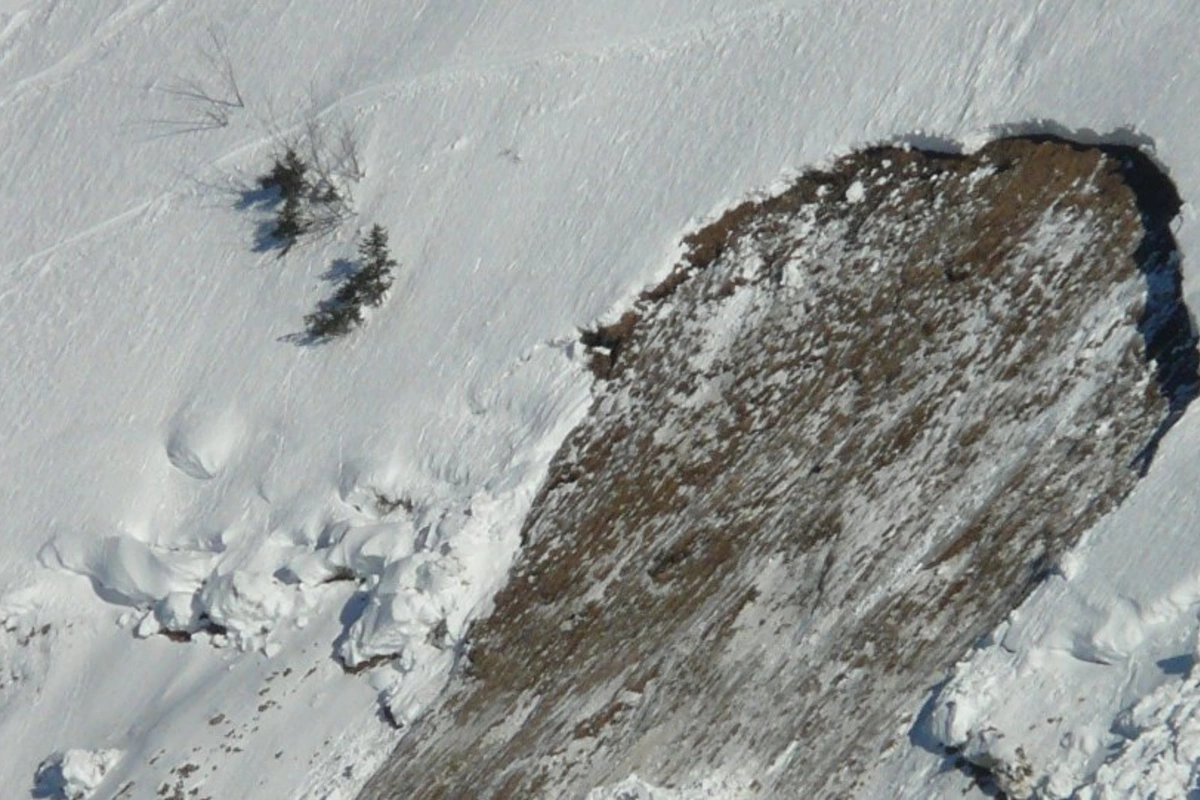 Servicemen of the Azerbaijani army were caught in a snow avalanche in foggy weather