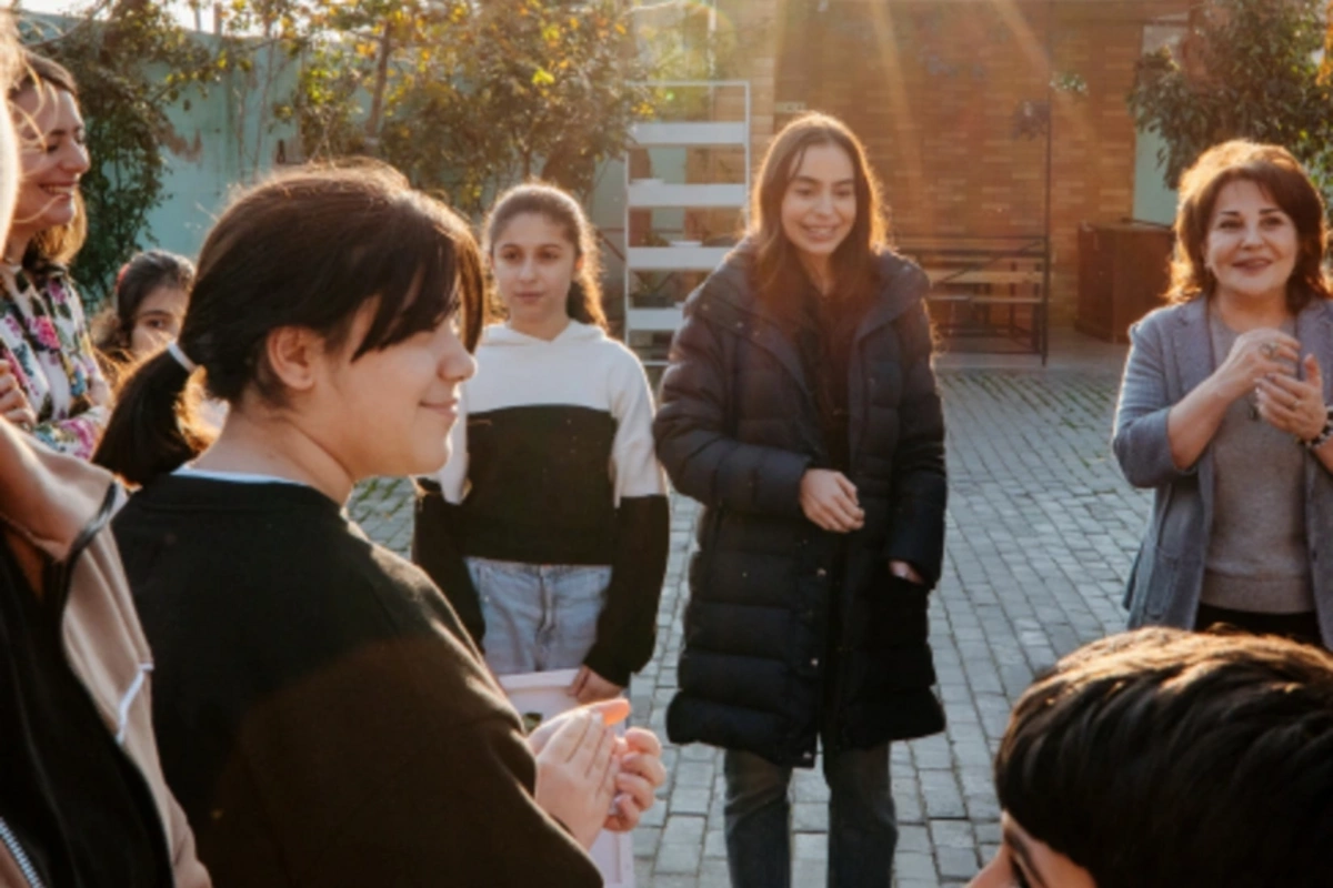 Leyla Əliyeva, Arzu Əliyeva və Alyona Əliyeva Təmiz Dünya sığınacağındakı uşaqların bayram sevincinə şərik olublar