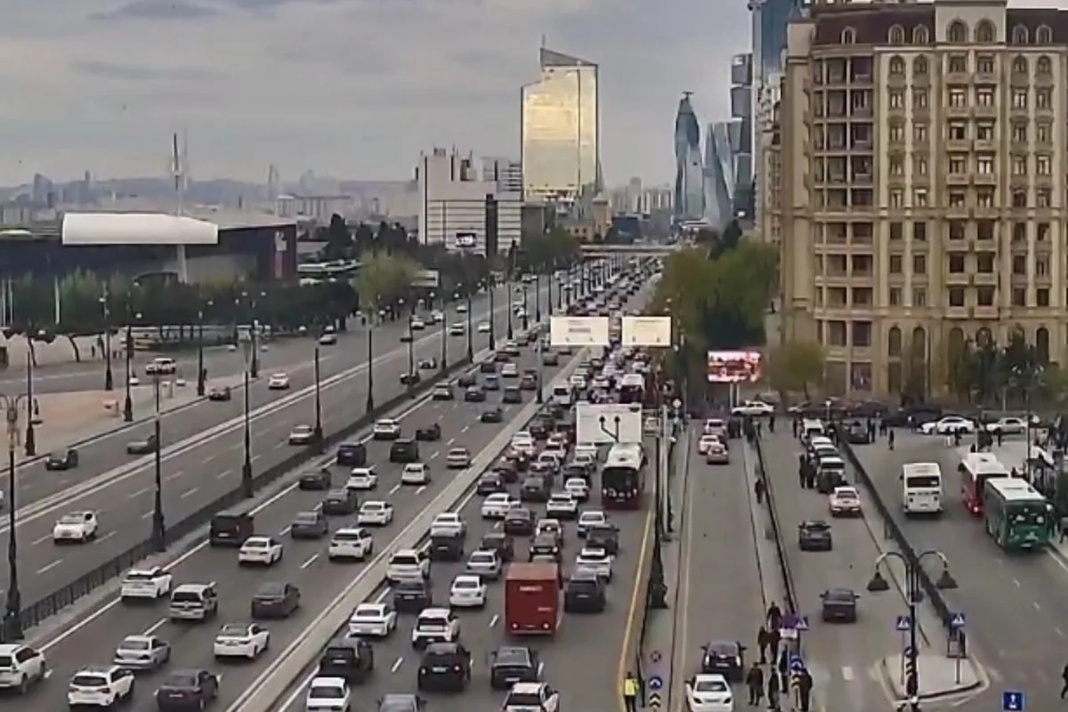 Bakının bir sıra yollarında tıxac yaranıb