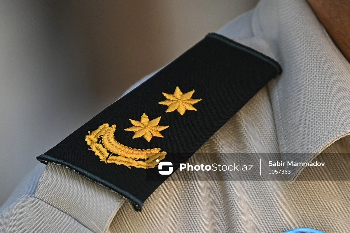 Görüşlərə hərbi formada gələn məmurun fırıldağı