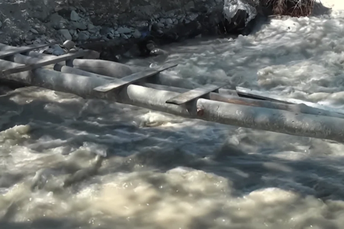 Körpü dağıldı, kənd iki yerə bölündü: Balalarımı su aparıb