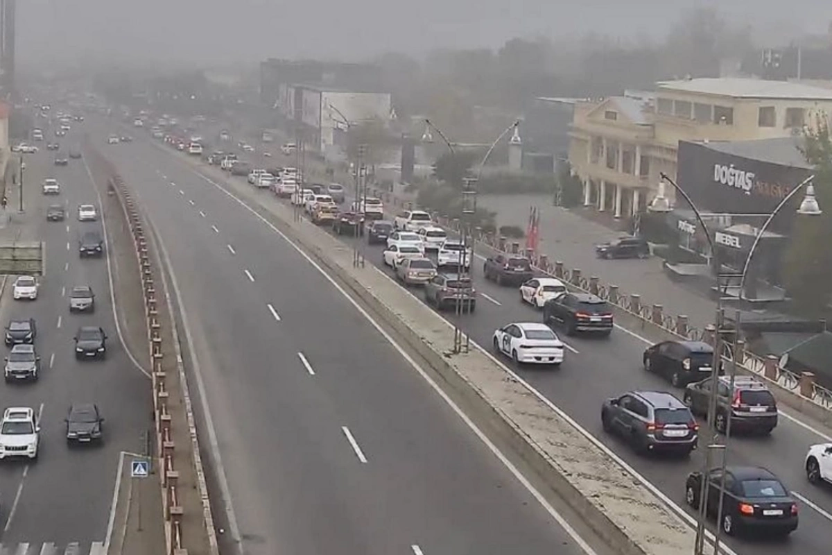 Bakının bir sıra yollarında nəqliyyatın sıxlığı yaranıb