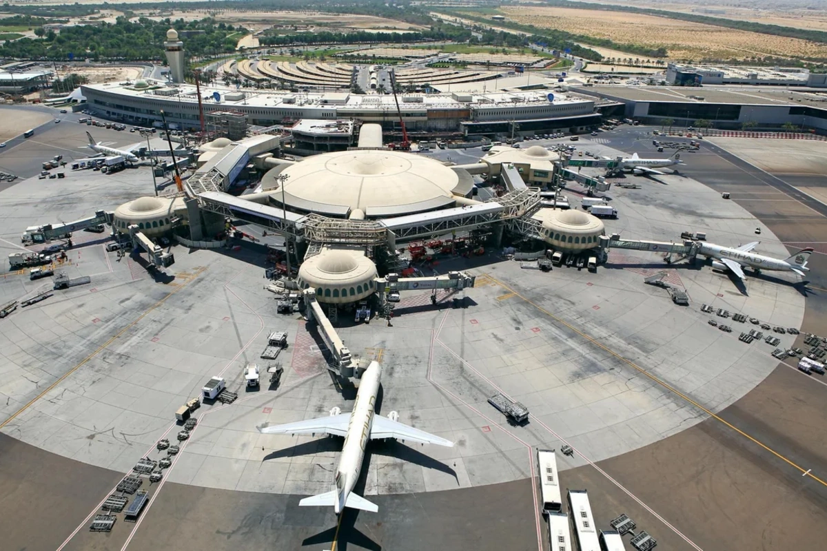Əbu-Dabidən Bakıya hərəkət edən aviareys geri qayıdır