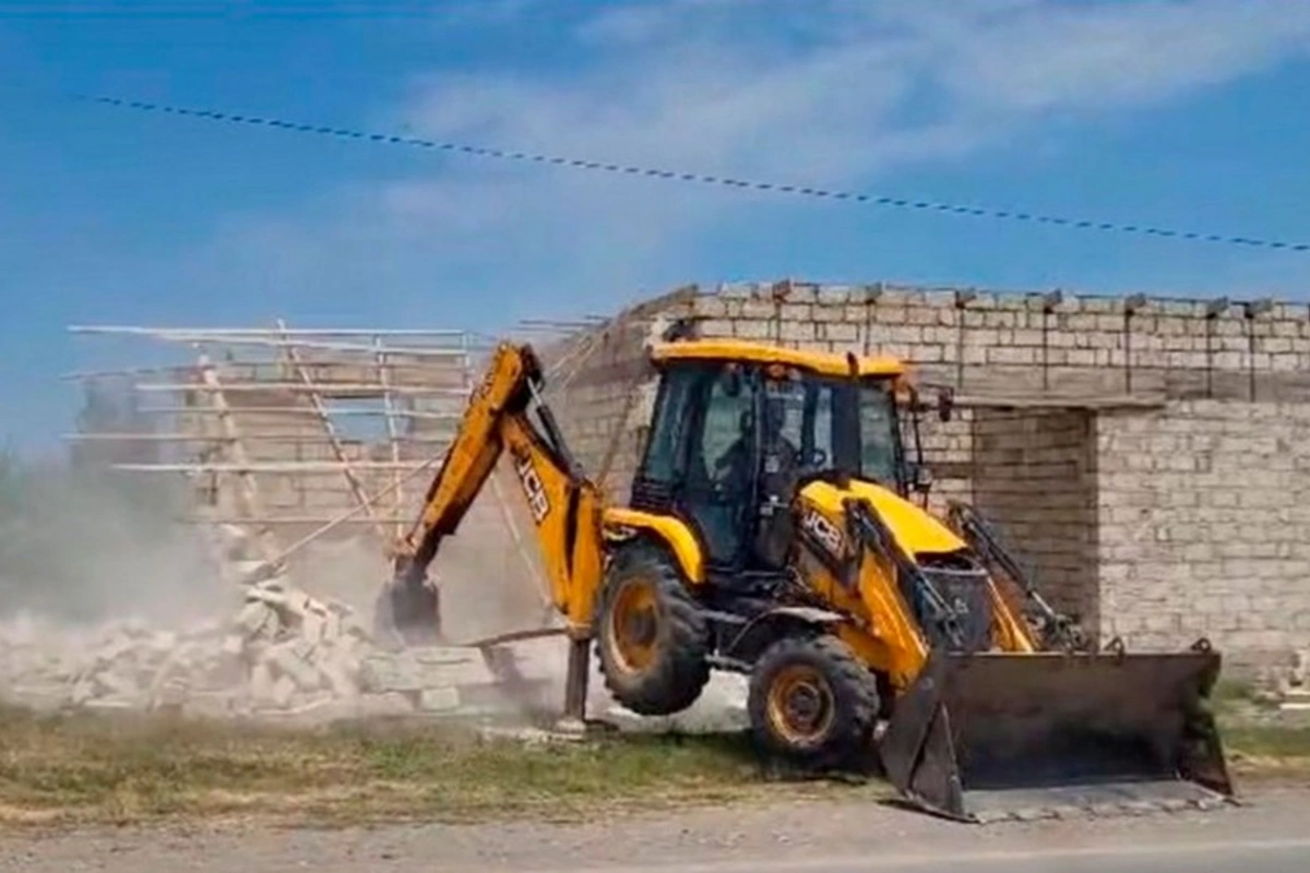 Qubada qanunsuz tikinti sökülüb