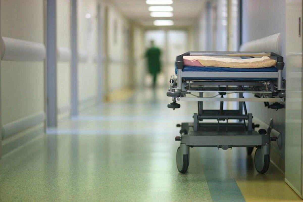 Dörd gün əvvəl səhvən sirkə turşusu içən kişi xəstəxanada öldü