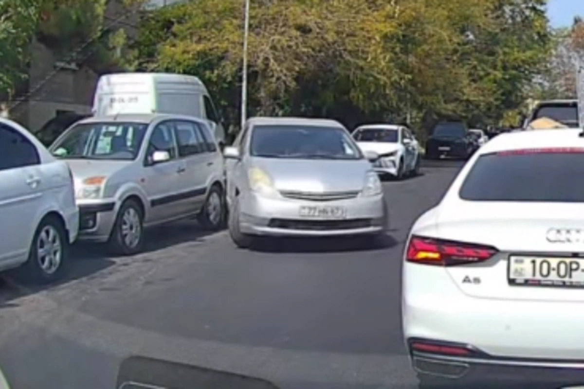Prius manevr edərkən hadisə törədib, qaçdı