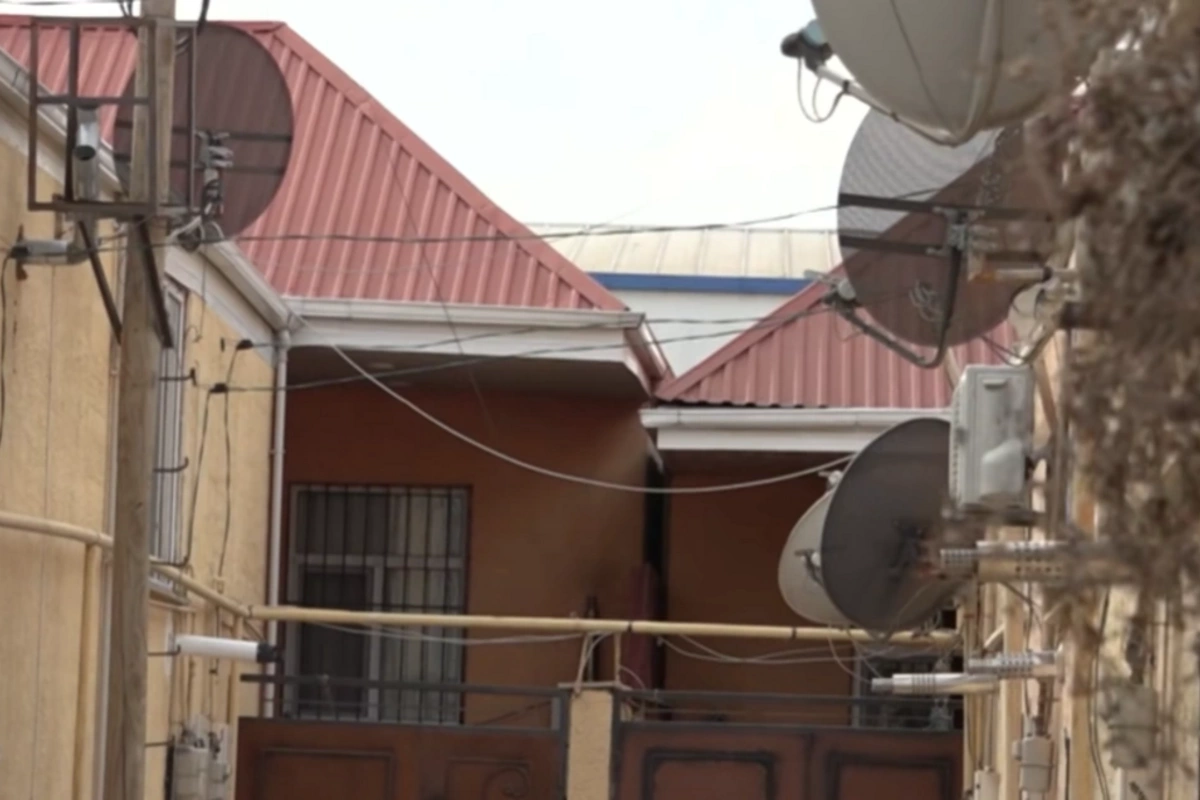 Bir-birinə yapışan evlər: Xırdalanda xaotik vəziyyət hökm sürür