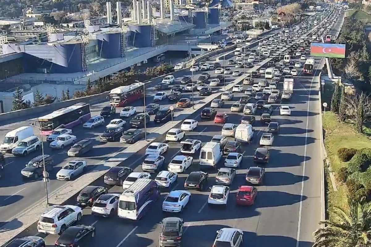 Bakının bir sıra yollarında nəqliyyatın sıxlığı yaranıb