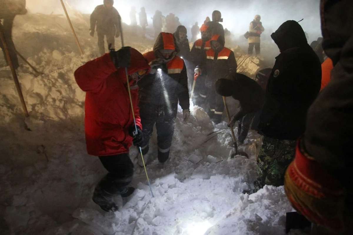 Женщина с ребенком оказались под снегом из-за схода лавины в Дагестане