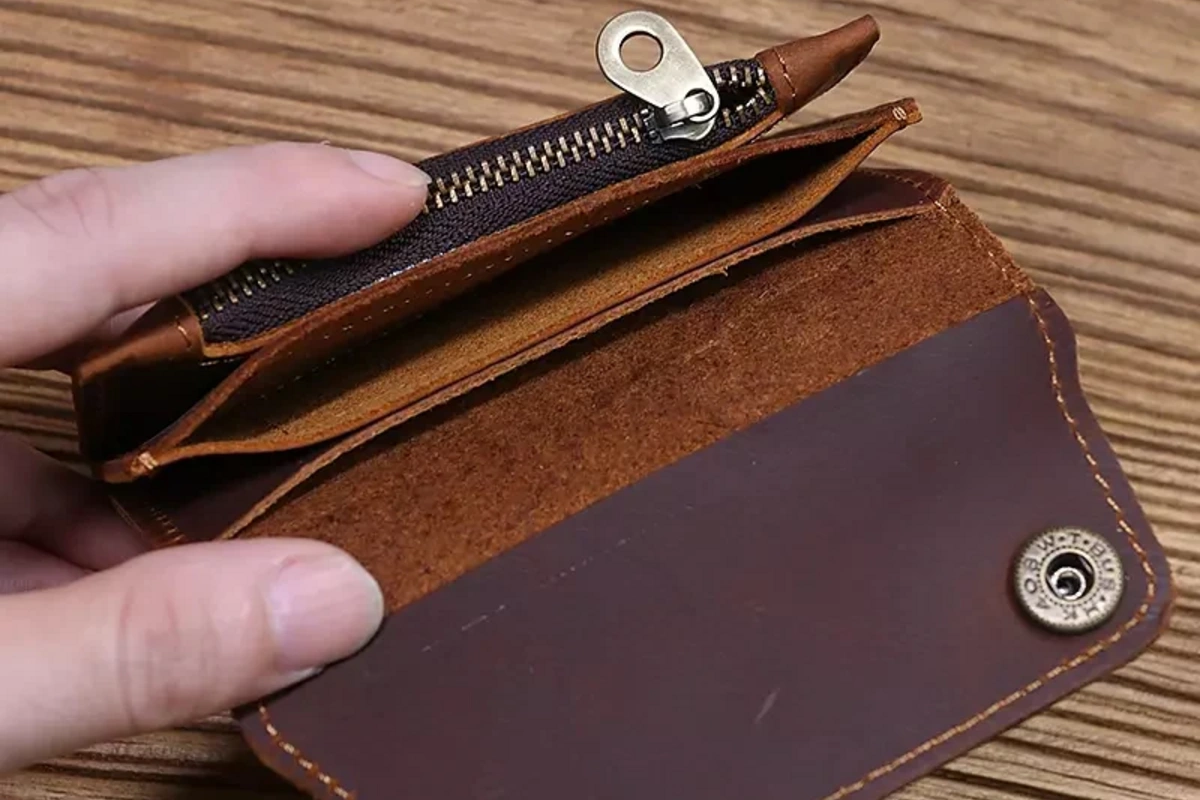 Salyanda xoşagəlməz hadisə: Pulu itdiyi üçün şagirdin pulqabısını yoxlayan müəllim CƏZALANDIRILDI Salyanda xoşagəlməz hadisə: Pulu itdiyi üçün şagirdin pulqabısını yoxlayan müəllim CƏZALANDIRILDI