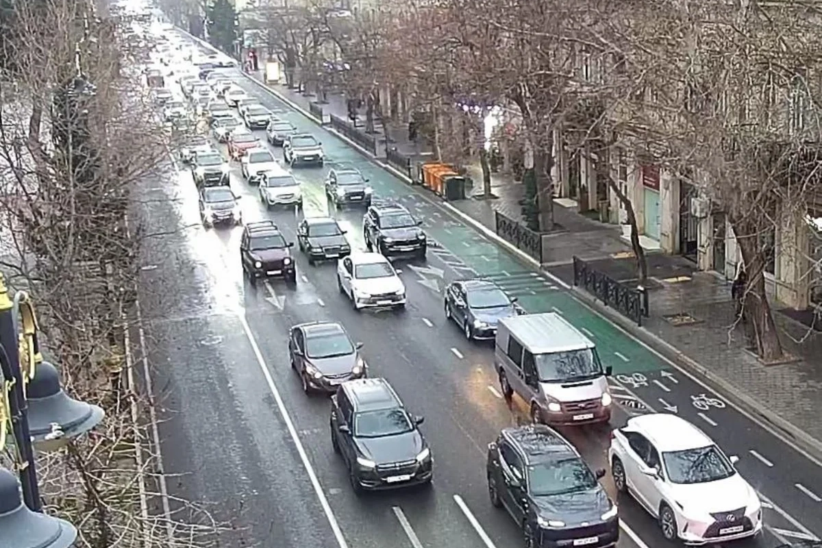 Bakıda 15 istiqamətdə tıxac müşahidə olunur