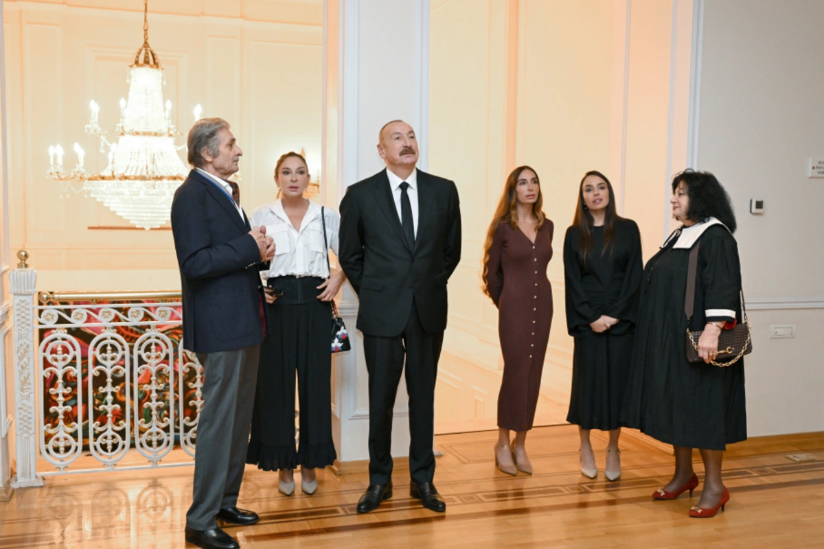 Prezident İlham Əliyev, birinci xanım Mehriban Əliyeva və ailə üzvləri Mənim Abşeronum: Üstə gəl adlı retrospektiv sərgi ilə tanış olublar