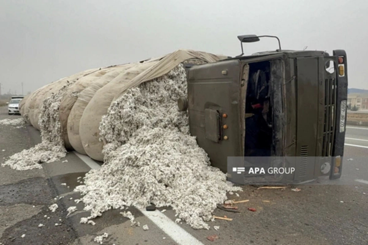 Bakı-Qazax yolunda pambıqla dolu maşın aşıb