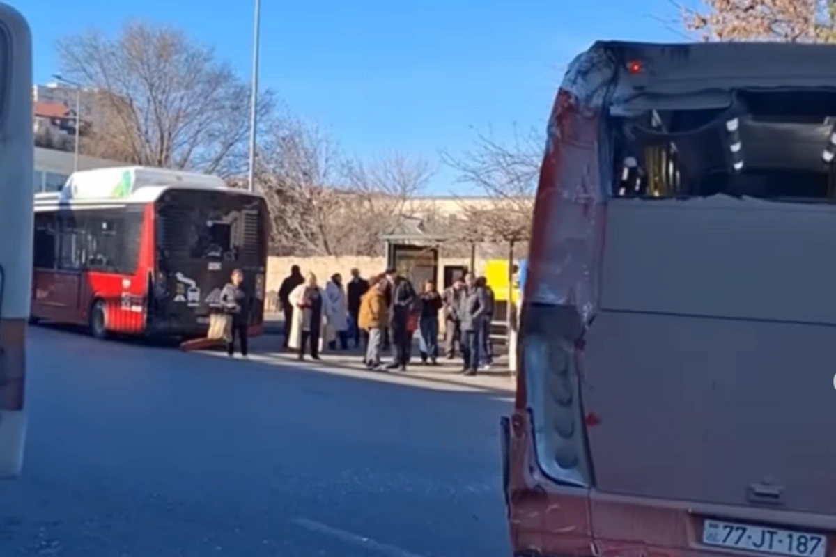 Bakıda zəncirvari qəzada üç avtobus toqquşdu