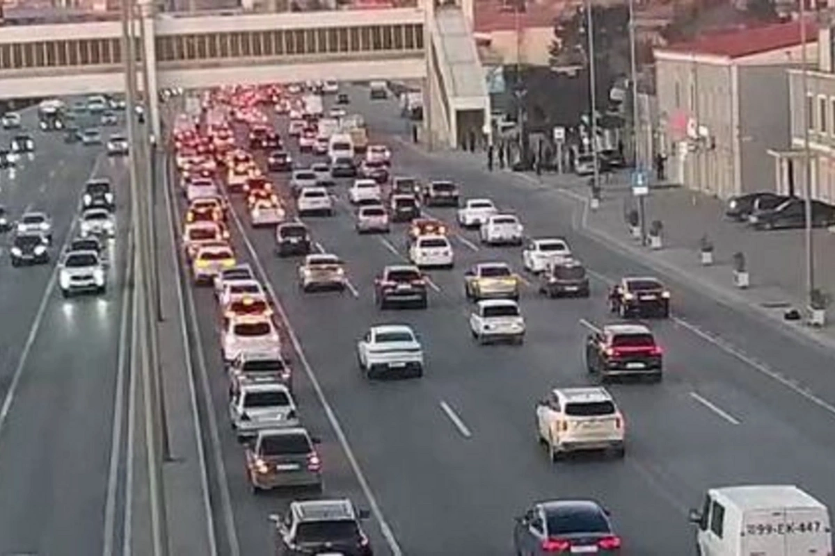 Paytaxtın bir sıra yollarında tıxac yaranıb