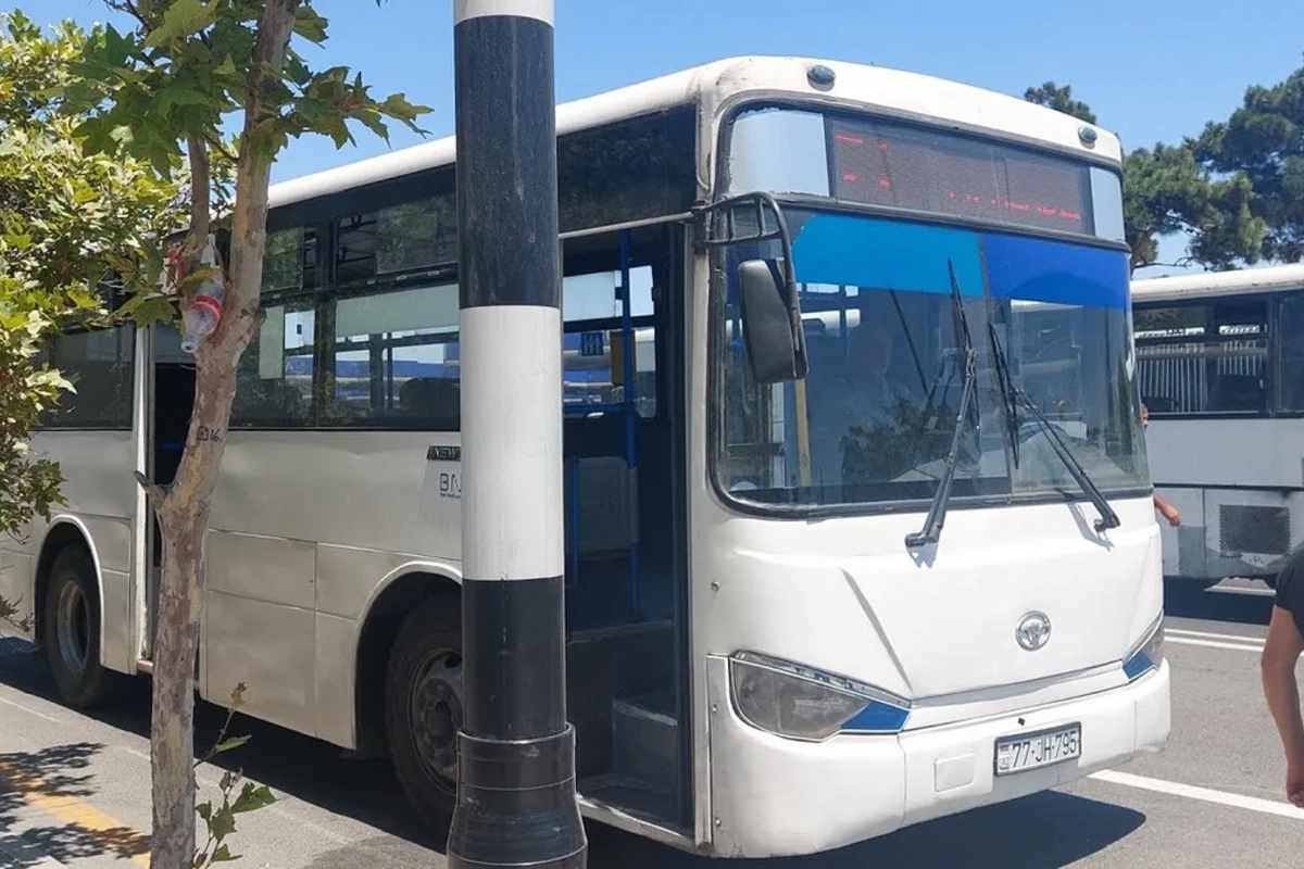 Bakıda nasaz avtobus qəza şəraiti yaratdı, sürücü sərnişinləri təhqir etdi